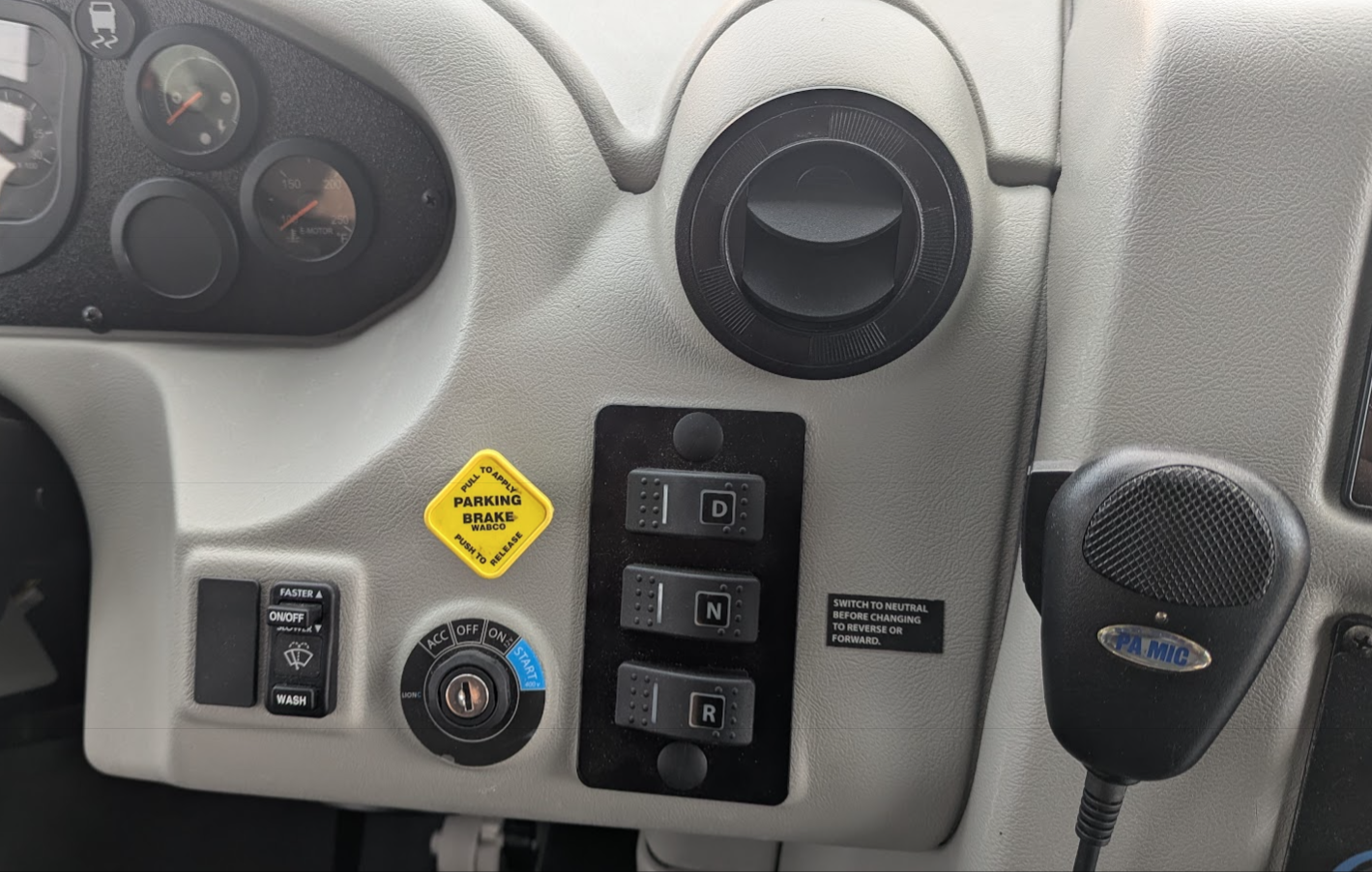 Yellow parking brake knob for pneumatic braking system